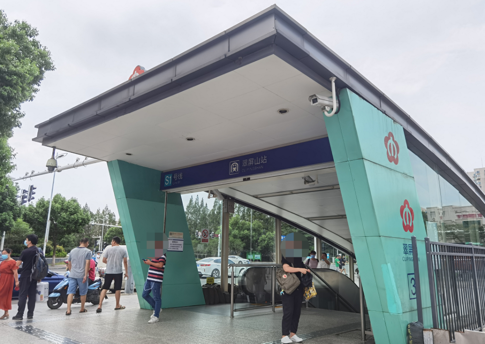 托乐嘉花园算是实打实的地铁盘,靠近地铁s1号线翠屏山站,从地铁站出来