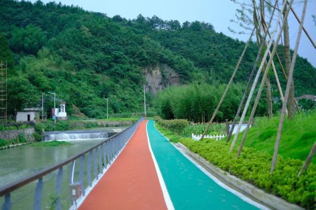 迎着朝阳听着水声在河边塑胶跑道上慢跑这就是我的田园生活