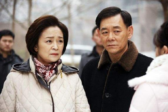 62岁的刘莉莉,女儿长相漂亮,老公比她小4岁