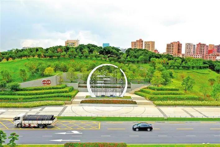 深圳光明又一座新公园建成小山坡变公常路上的靓丽一环