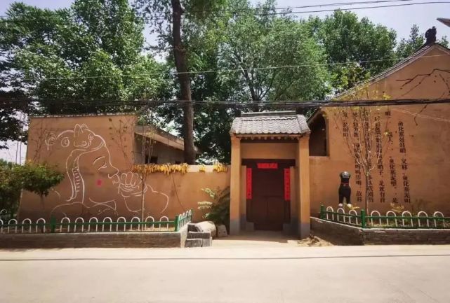 青砖飞檐 的别致小院 屋内陈列着用泥土塑制的艺术品 这就是 鱼化