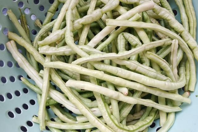 老豆角不要扔试试这样做上锅一蒸是菜又是饭软烂好吃