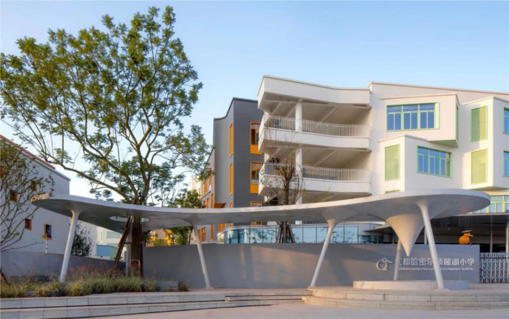 新世界的第一道门 (教学楼 @麓湖生态城) 校园大门外的遮雨棚独具匠心