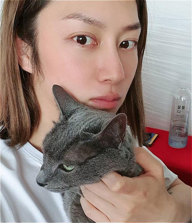 37岁金希澈近况：换发型，爆发"偶像中心美"!_腾讯新闻