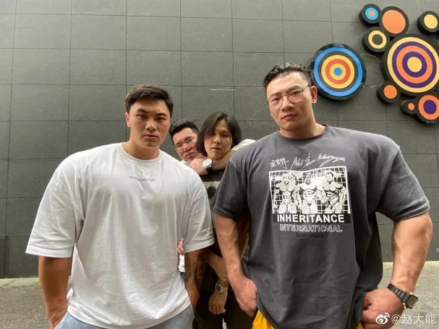 健美巨兽鹿晨辉相比普通人的身材到底有多强壮