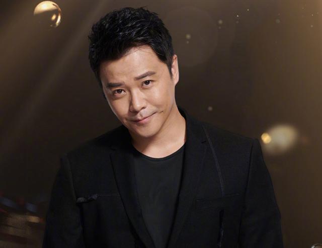 42岁陈思诚近况曝光,为工作四处奔波,主动与身旁美女保持距离