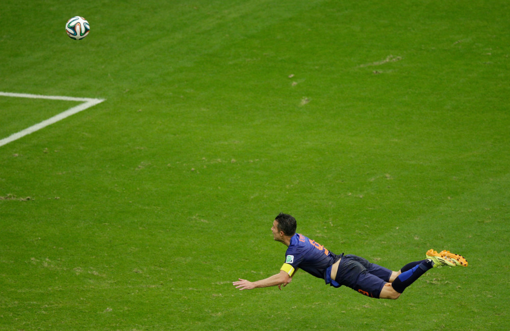 fifa晒范佩西鱼跃冲顶祝其37岁生快卡西留言不可思议的进球