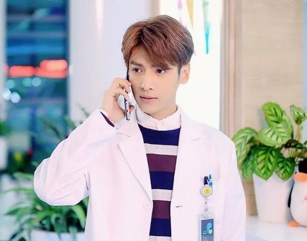 男星"医生造型"曝光,肖战杨洋太温柔,看到蔡徐坤:有点绝!