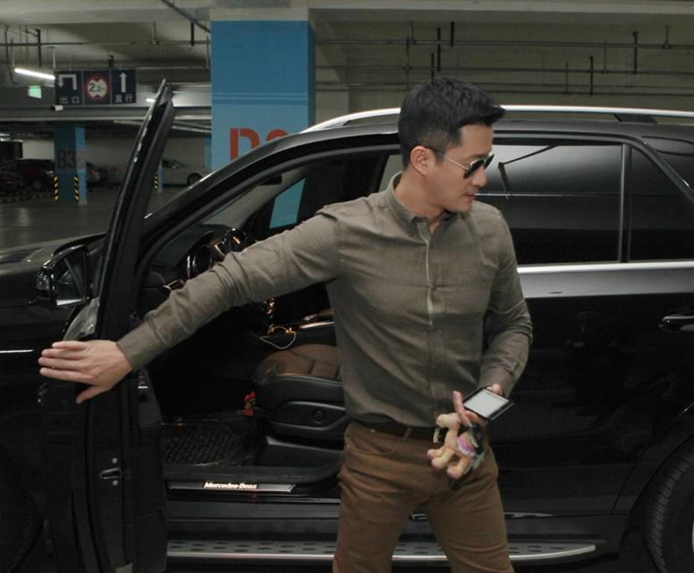 网友在国内某地下车库偶遇男神吴京,驾驶的豪华suv价值不菲!