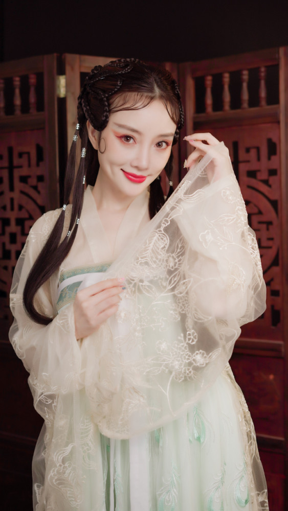 李小璐|李小璐大玩古风变装，一颦一笑魅惑十足，自夸被自己美到了！