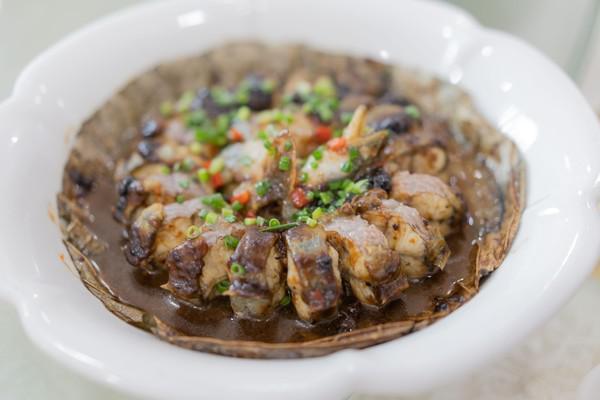 砵仔虾辣膏,就是由一只只小小的虾辣,人手取膏制作而成,还是很珍贵的