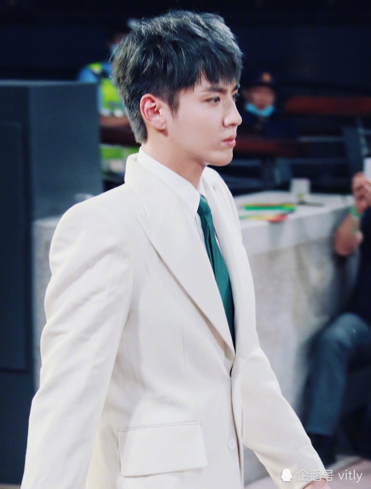 lv 2021春夏男装秀～吴亦凡背两米高玩偶走秀 - 2021男装走秀 - 实验