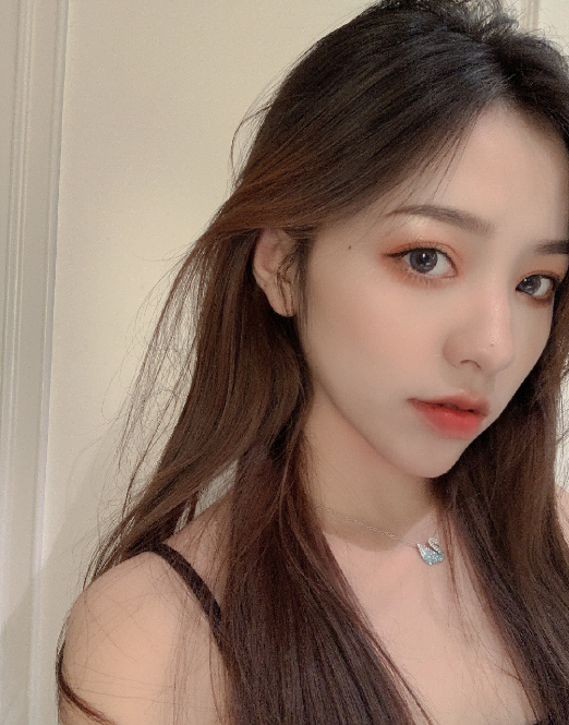 刘思瑶新照又被"实锤",修图走点心吧,墙壁都歪了!