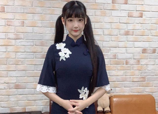 美女解说琪琪模仿泰国小哥cos蒙恬纸板当盾牌宠物狗被迫演出