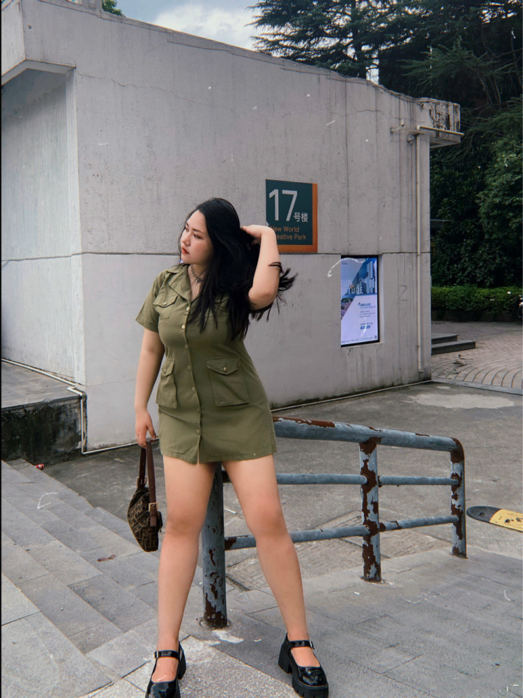 看杨九斤给我们演绎,微胖女孩也能穿出高级感,照着学准没错!_腾讯新闻