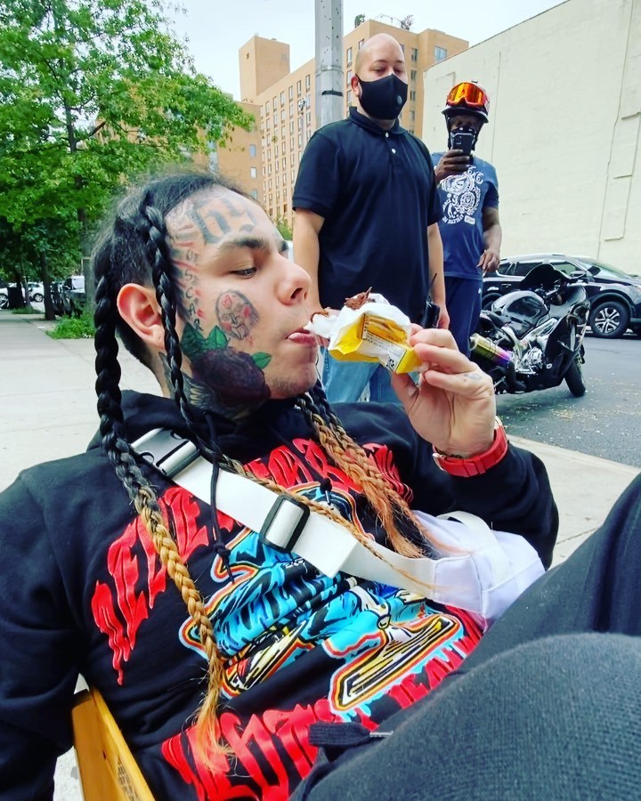 美24岁说唱歌手出狱忙显摆,脚不沾地散步5保镖护卫,街头给非裔发美金