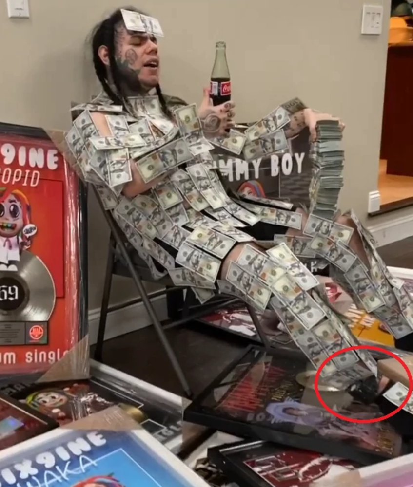 美24岁说唱歌手出狱忙显摆脚不沾地散步5保镖护卫街头给非裔发美金