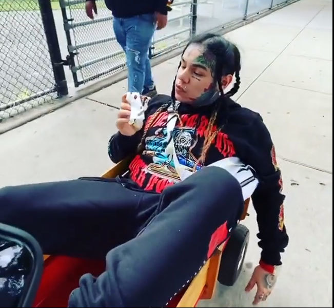 美24岁说唱歌手出狱忙显摆,脚不沾地散步5保镖护卫,街头给非裔发美金