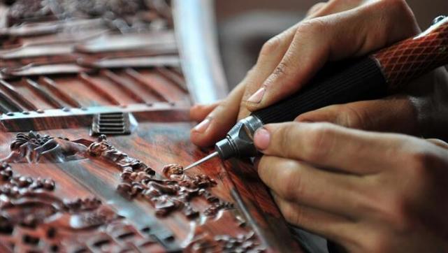 疫情之下,手工匠人只能去摆地摊?不,19万的木床直接线上秒杀_腾讯新闻