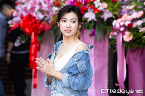 米可白分居亿万老公泄离婚前兆我跟4条狗一起住