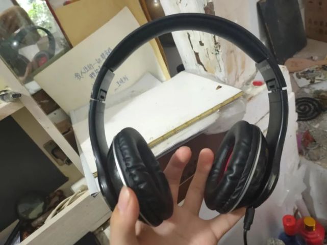 （張明利家中的神光耳機 作者供圖）