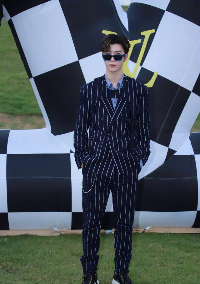 lv秀场,吴亦凡背个两米多的玩偶压轴出场,李佳奇气质不输|李佳奇|lv