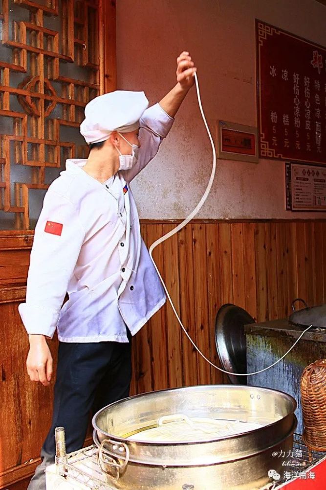 一边品尝一根面一边欣赏撞脸明星蒋欣的一根面西施