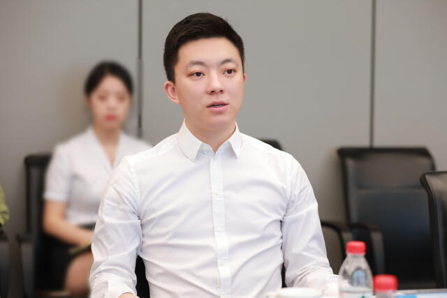 亚厦股份董事长丁泽成推动企业向新制造领域转型升级