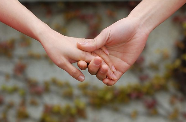 4幅男女牽手圖,覺得哪幅比較恩愛,測你這一世經過了多少次輪迴!