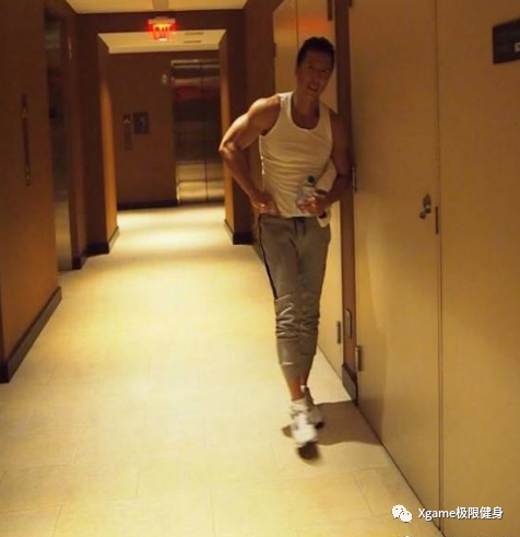 一张图告诉你57岁甄子丹身体素质有多强