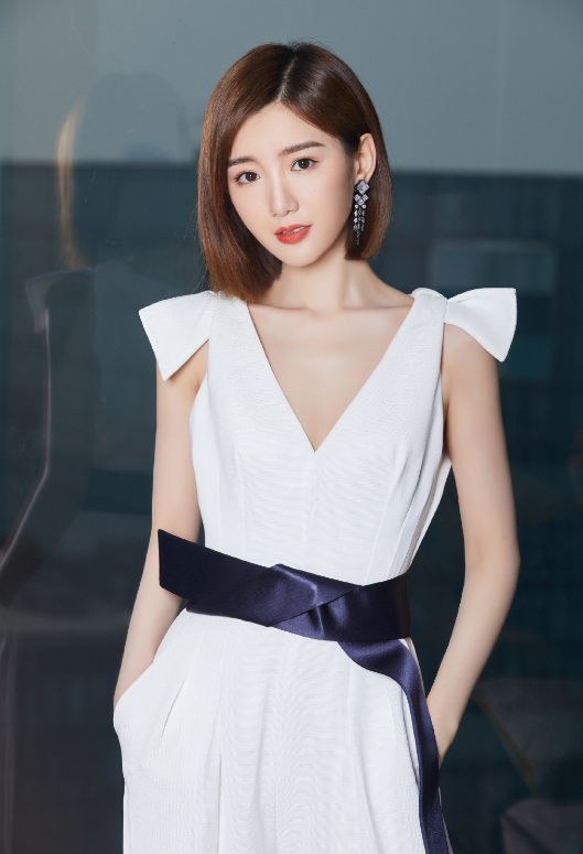 谁说发型会挑服装,毛晓彤的"齐脖短发",多种服装风格都可驾驭