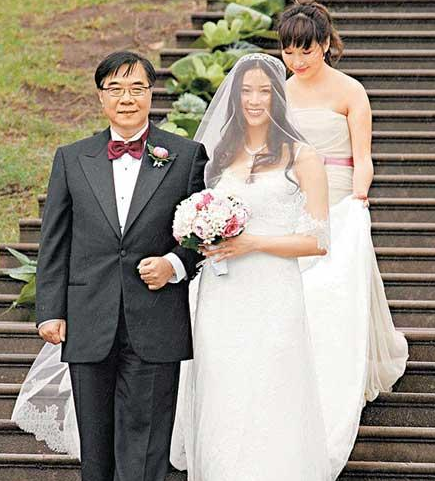 她被誉为千亿媳妇,结婚8年生4子,公公承诺生5胎奖10亿