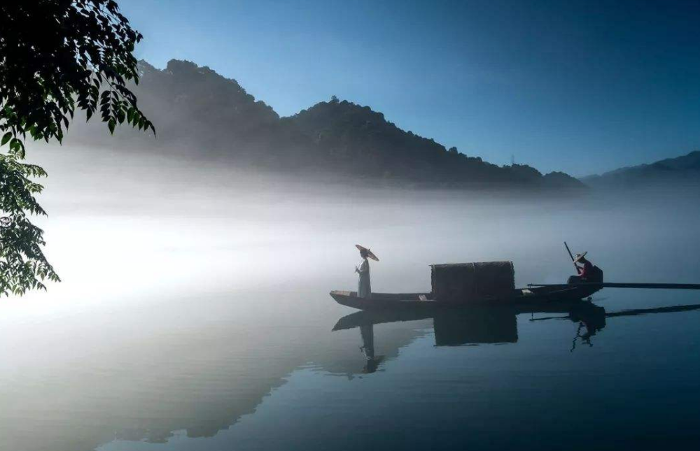 古龙|名教授说“人在江湖，身不由己”是古人说的，坐在一旁的古龙苦笑