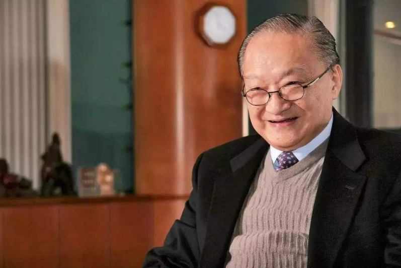 古龙|名教授说“人在江湖，身不由己”是古人说的，坐在一旁的古龙苦笑