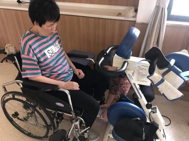 儿媳高位截瘫,65岁婆婆坚持当贴身保姆三年半!