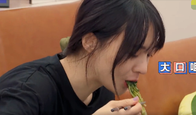 郑爽终于开荤啃鸡翅再也不是那个为减肥只吃菜不吃肉的女孩了