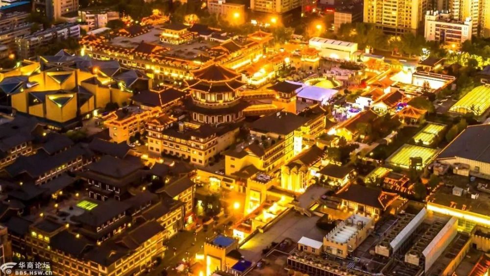 仿若自天宫俯窥人间 此番盛景 才不负九天仙女恋恋红