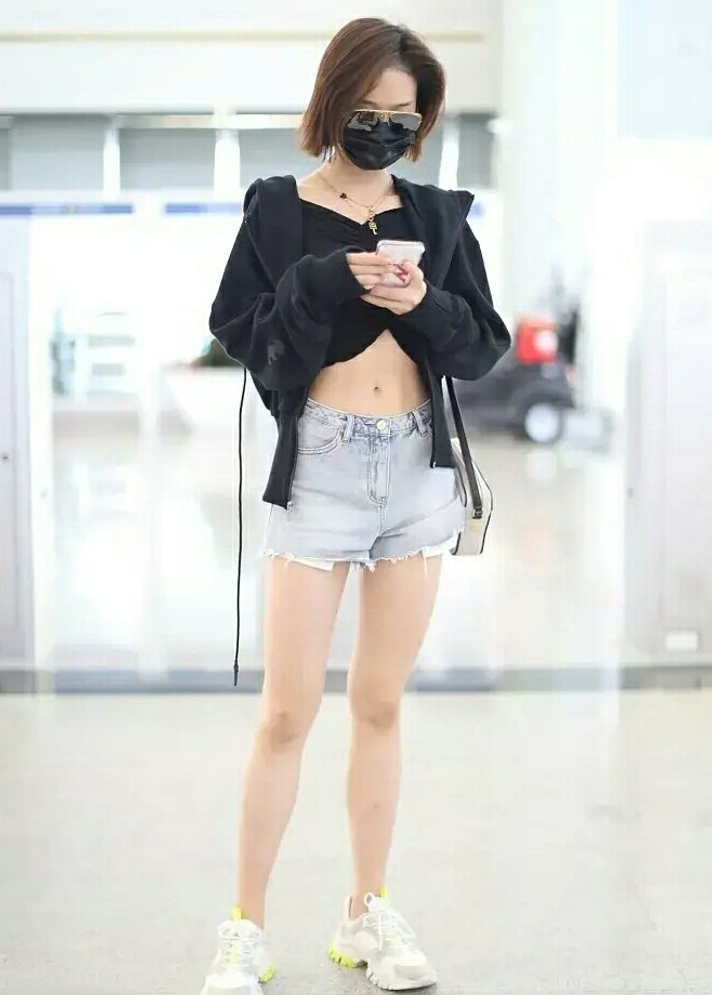 蓝盈莹把野心放在穿搭上穿短裤只在右腿上打褶结果意外了