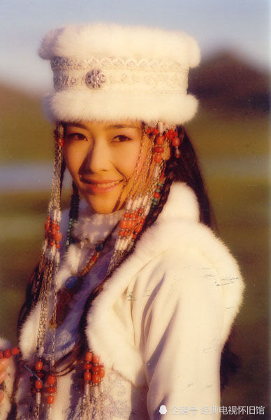 她大方得体,白雪婉约,具有外族异域风情的气息,华筝是蒙古公主,导演也