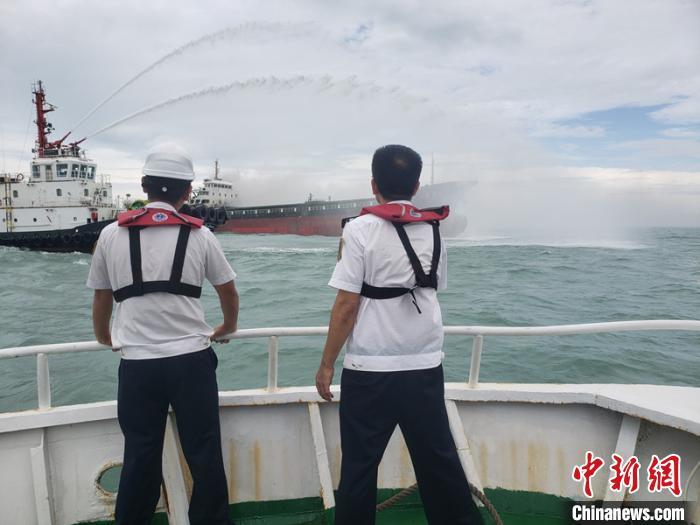 货船在广西北部湾海面起火 11名船员遇险获救