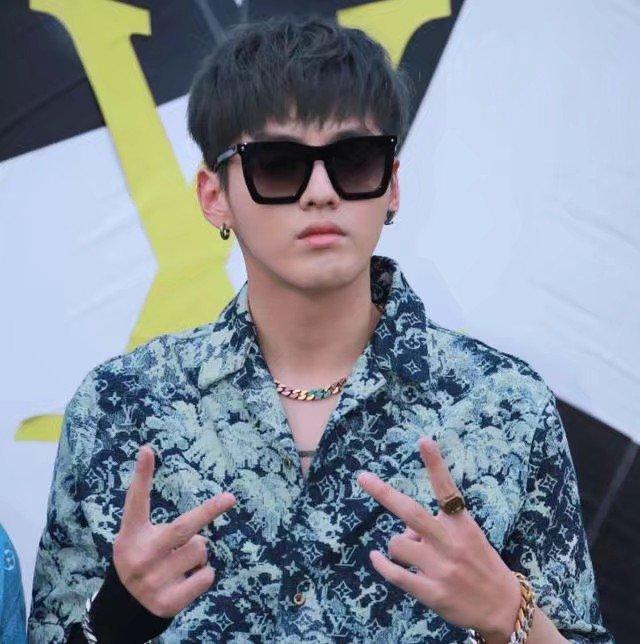 翻车现场:虞书欣身材走样,吴亦凡背两米玩偶走秀,热巴满脸疲态