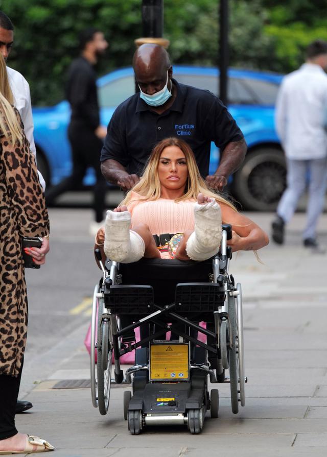 11 : 59 家里蹲看电士 企鹅号 分享 评论 - "英国卡戴珊"katie price