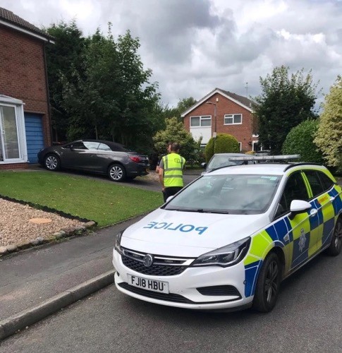 亚马逊|英国女子发现亚马逊快递员在花园大便后报警，亚马逊送礼券作赔偿