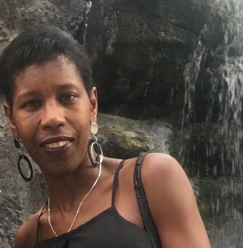 亚马逊|英国女子发现亚马逊快递员在花园大便后报警，亚马逊送礼券作赔偿