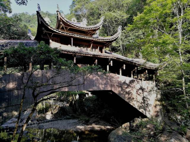 老黃旅遊 08-07 13:01 關注 泰順縣在浙江南部屬溫州市管轄,面積1000