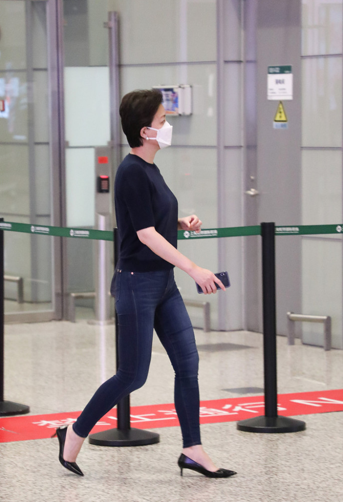 杨澜现身踩高跟鞋秀长腿身材完美52岁的她保养有佳