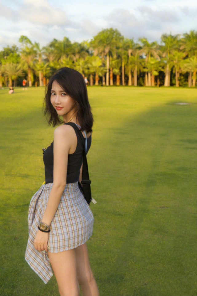 曾与潘玮柏合唱《不得不爱》,34岁弦子穿背心街拍,歌甜人也美