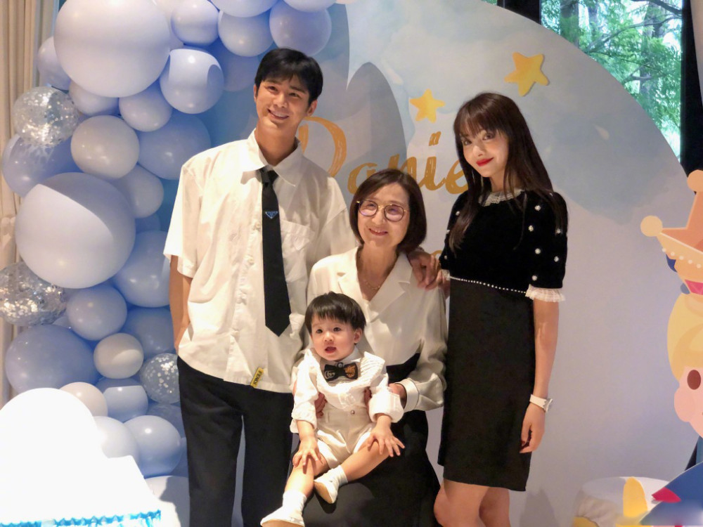 姜潮晒儿子近照,1岁多丹尼尔小调皮,看爸爸的样子快要融化了_腾讯新闻