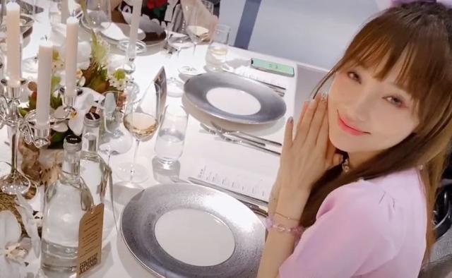 李小璐|李小璐现身高档餐厅，和闺蜜聚会不见甜馨！网友：可能在贾乃亮那