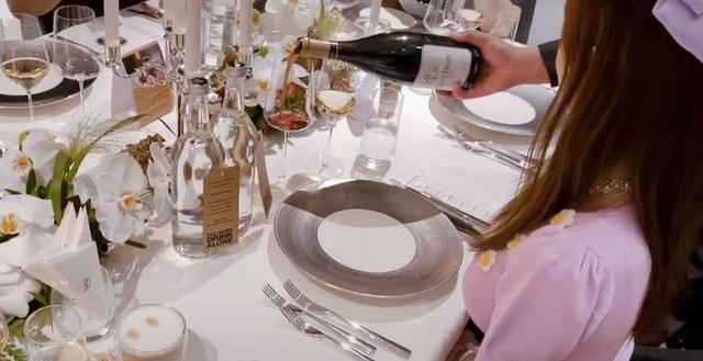 李小璐|李小璐现身高档餐厅，和闺蜜聚会不见甜馨！网友：可能在贾乃亮那